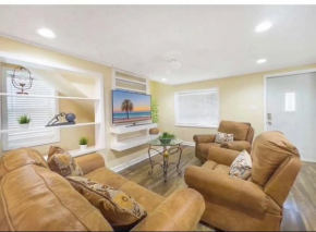 4BR Home by IU Sleeps 10 Jet Tub Close to Downtown